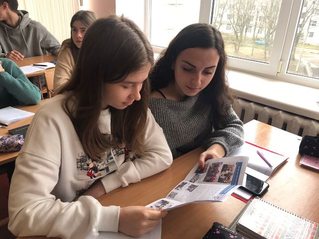 Учні знайомляться з інформацією у буклетах